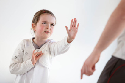 Artikelbild: Ein gesundes Selbstbewusstsein ist auch für Kinder eine wichtige Voraussetzung um sich im Alltag angemessen verhalten zu können.